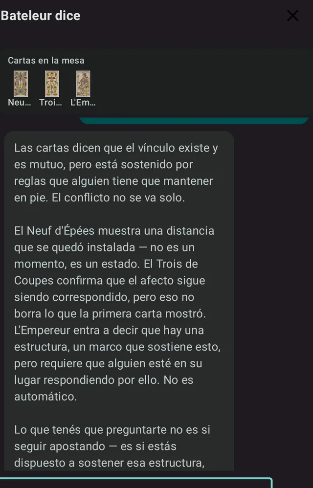 La lectura del Bateleur nombrando el Neuf d'Épées, el Trois de Coupes y L'Empereur, las cartas del Lequart en francés.